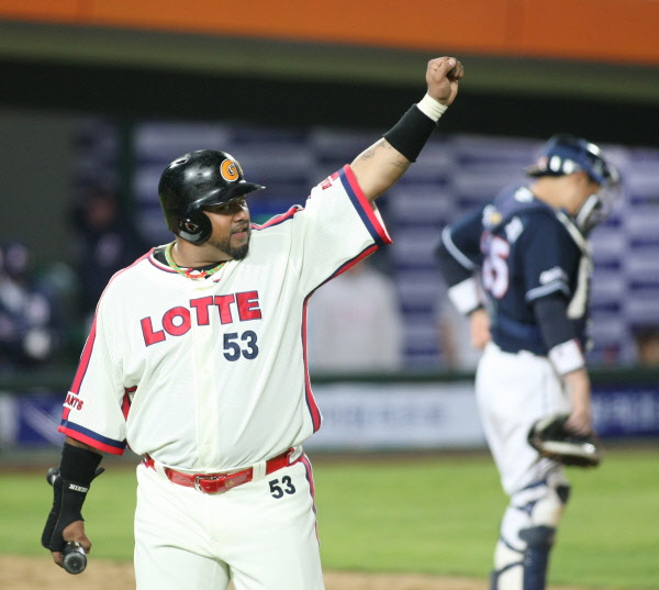 '나를 홈까지 불러줘서 고마워' 2타점 역전 타를 날린 박종윤에게 손을들어 인사하고 있다